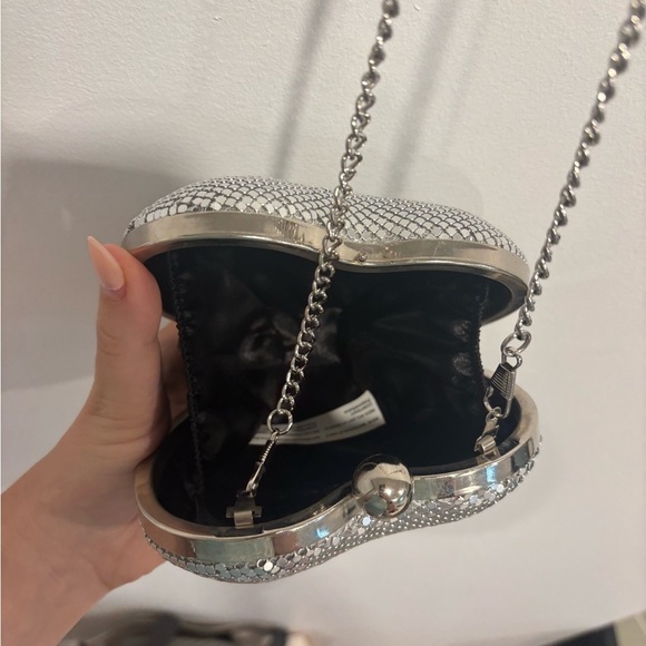Forever 21 Elegant Silver Heart Mesh Clutch - Picture 3 of 6